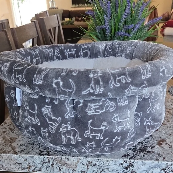 Cupcakes & Cashmere Gray Patterned Pet Bed - Picture 1 of 12